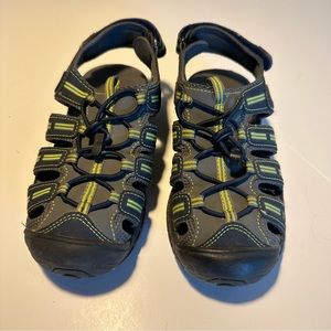 Khombu kids athletic closed toe Sandals size 2